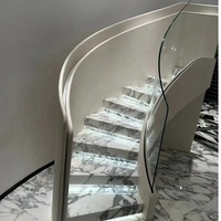 Escalier en colimaçon moderne de luxe en verre avec structure en acier inoxydable et pierre Arabescato Corchia pour villa, design compact pour intérieur
