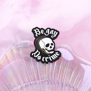 Pin de esmalte <span class=keywords><strong>del</strong></span> Orgullo LGBT con <span class=keywords><strong>el</strong></span> letrero 'Be Gay Do Crime' - Product Image 3