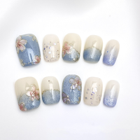 Ongles press-on faits main, dégradé bleu brume, effet œil de chat, peints à la main, paillettes cerisier, ongles courts carrés frais