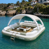 Plateforme aquatique gonflable commerciale avec abri en dôme, sièges rembourrés et table en bois pour le tourisme côtier