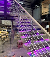 Escaliers en acier modernes de style américain VIKO avec marches en bois, matériau en chêne rouge américain, éclairage personnalisé