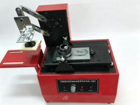 Machine d'impression par transfert automatique adaptée à l'impression de numéros de production sur le plastique, le métal et le bois