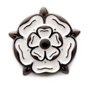 Distintivo in metallo smaltato morbido a forma di fiore personalizzato con alta qualità