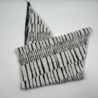 Écharpe tricotée triangle en nylon jacquard pour femme Bandana noir et blanc avec motifs décoratifs pour le cyclisme Sports de plein air