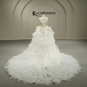 Vestido de Novia Moderno Estilo Sirena con Volantes y Flores, Modelo GT26043, con Cola de Capilla, Decoraciones de Encaje y Cristales, y Sobrevestido - Product Image 4