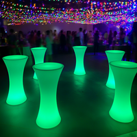 Ensemble de mobilier de patio extérieur certifié IP65 avec table et chaises en plastique éclairées par LED pour jardin ou bar - Mobilier d'extérieur adapté à la location