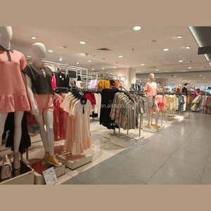 Espositore per Abbigliamento Kainice Personalizzato, Stand in Metallo Verniciato per Negozi di Abbigliamento e Boutique - Product Image 1