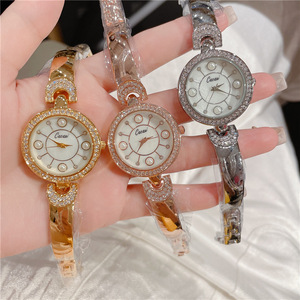 Reloj de Mujer con Esfera de Concha con Detalles de Perlas y Logotipo Personalizado de Proveedores Chinos, con Detalles de Diamantes, Resistente al Agua, para Marcas de Moda - Product Image 1