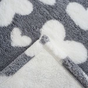 Manta polar de Sherpa con estampado de forma de corazón catiónico esponjoso para el hogar, manta personalizada suave y acogedora gruesa y cálida - Product Image 5