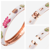 Vente en gros de bracelets plaqué or avec fleurs classique en alliage de zinc bracelets lotus en émail coloré bracelets de manchette en vrac bijoux pour femmes