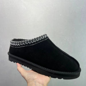 Bottes de neige décontractées à la mode pour l'hiver, neuves, de marque personnalisée, conçues par un créateur, en cuir lisse - Product Image 1