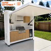 Cuisine extérieure au design moderne avec structure en acier inoxydable, barbecue au gaz et évier pour jardin, patio ou cour arrière