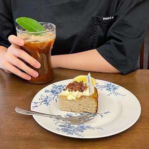 Assiettes et <span class=keywords><strong>plats</strong></span> à dessert ronds vintage Terre de Fer Assiette à petit-déjeuner en céramique classique française à fleurs bleues - Product Image 4