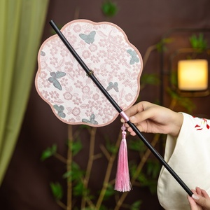 พัดลายดอกไม้ผีเสื้อสีชมพู พัดคาดเอวสไตล์โอเรียนทัลสุดหรู พัดมือลายดอกไม้สไตล์วินเทจ เหมาะสำหรับเป็นของขวัญวันเกิด - Product Image 1