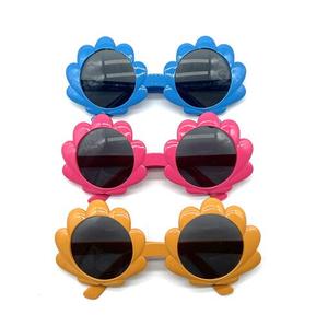 Lunettes de Noël à rayures rouges et blanches scintillantes, accessoire de photomaton réutilisable pour événements, centres commerciaux et Instagram - Product Image 4