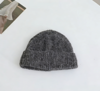 Unisex Koreanischer Einfacher Stil Winter Kunstpelz Verdickte Warme Buchstaben-Bestickte Gestrickte Einfarbige Logo Weiche Beanie-Mütze mit Ohrenklappe
