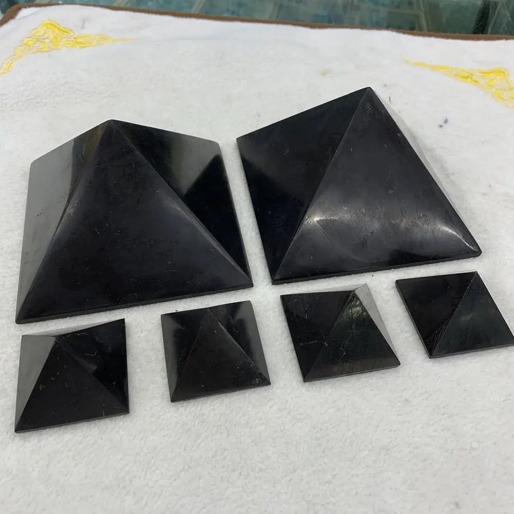 Shungite 피라미드 그루브 광택 shungite 돌