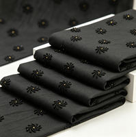 Tissu TC noir A087 avec motif floral en spirale noir-doré pour robes de soirée et robes