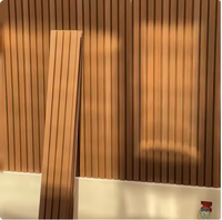 Revêtement mural en PE à grain de bois naturel, 100 % imperméable, anti-décoloration, résistant aux UV, panneau WPC extérieur pour la décoration des maisons de famille et des complexes hôteliers