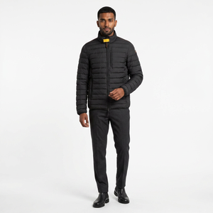 Chaqueta de invierno para hombre con exterior de nailon suave y capucha desmontable, disponible como chaqueta acolchada para climas fríos. - Product Image 1