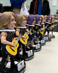 Figura Coleccionable Personalizada de Resina con Cabeza Móvil de Goo Goo Dolls con Marca Bisons & Equitable Advisors, Regalo para Fans - Product Image 3