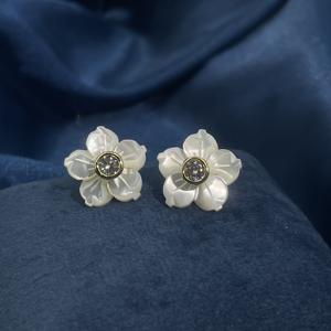 Pendientes de Botón Redondos Elegantes de Latón Chapado en Oro con Circonita Cúbica en Forma de Flor, Estilo Vintage Francés, para Mujer, de Tianyu Gems - Product Image 4