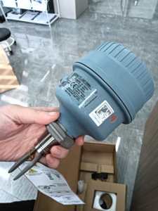 Interruptor de Nivel Rosemounte 2120, Interruptor de Nivel de Horquilla Vibratoria para una Amplia Gama de Aplicaciones, Retardo de Interruptor Ajustable - Product Image 1