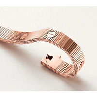 Bracelet en or plaqué 18 carats de style haut de gamme, torsadé, avec un design en forme de croix inspiré du mot « LOVE » et un fermoir réglable ; unisexe.