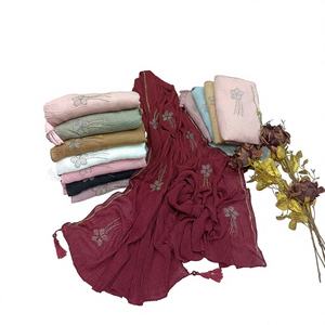 Chal de satén de seda de lujo Madam Pivot con estampado floral, mezcla de poliéster, adornos de cristal, ligero, transpirable, para la noche, surtido - Product Image 1