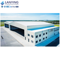 Hangar industriel moderne à grande portée en acier avec toiture et panneaux muraux isolés pour utilisation en hangar