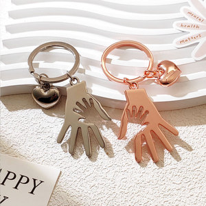 Porte-clés personnalisé en alliage de zinc avec une grande main tenant une <span class=keywords><strong>petite</strong></span> main, cadeau commémoratif pour <span class=keywords><strong>la</strong></span> fête des parents - Product Image 3