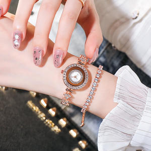 Reloj de cuarzo informal con nicho grabado personalizado y diamantes incrustados - Product Image 4