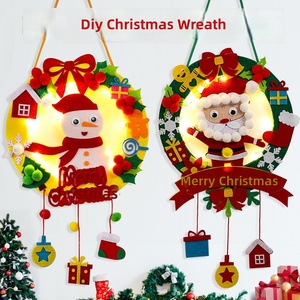Couronne <span class=keywords><strong>de</strong></span> <span class=keywords><strong>Noël</strong></span> <span class=keywords><strong>de</strong></span> haute qualité avec lumières, faite à la main pour enfants, pendentif créatif DIY, <span class=keywords><strong>décoration</strong></span> <span class=keywords><strong>de</strong></span> <span class=keywords><strong>maternelle</strong></span> 21*45cm en tissu - Product Image 1