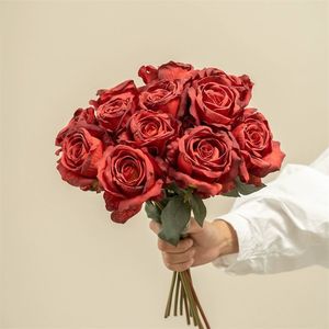 Bouquet de roses rouges artificielles en soie, style vintage, décoration d'intérieur, accessoires de mariage, haute simulation, durabilité - Product Image 2