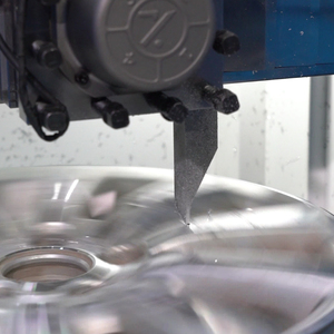 Máquina de Reparación de Ruedas Avanzada LWR807VP para Llantas de Aleación, Control CNC Inteligente, Sistema Profesional de Renovación de Ruedas - Product Image 4