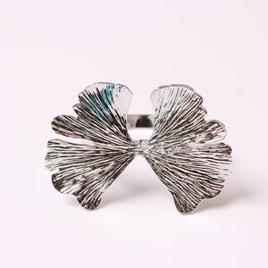 แหวนรัดผ้าเช็ดปากสำหรับตกแต่งโต๊ะงานแต่งงาน รูปใบแปะก๊วย ที่ใส่ผ้าเช็ดปากโลหะหรูหรา รูปใบไม้ - Product Image 6