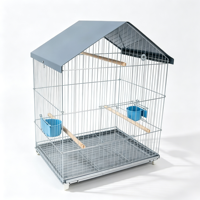 Cage à oiseaux durable à toit en pignon, avec plateau à déchets amovible, perchoirs multi-niveaux, mangeoires latérales, cadre en acier inoxydable et fermeture auto-agrippante pour