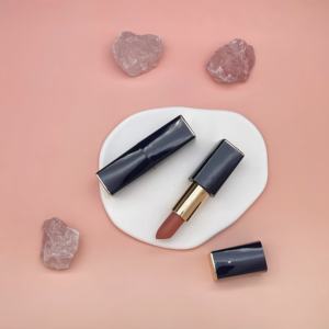 أحمر شفاه مخملي غير لامع طويل الأمد مقاوم للماء بـ24 لونًا بتصميم فاخر وتغليف وشعار مخصص بحد أدنى للطلب 100 قطعة - Product Image 4