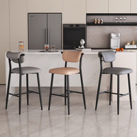 Tabouret de bar rembourré élégant avec dossier incurvé, chaise haute en cuir, pieds robustes, option multicolore pour bar à domicile