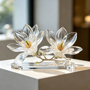 Ornamento in Resina Trasparente con Fiore <span class=keywords><strong>di</strong></span> Magnolia e Stami Dorati, Elegante Decorazione da Scrivania e Regalo - Product Image 2