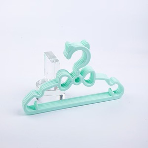 Colgador <span class=keywords><strong>de</strong></span> <span class=keywords><strong>ropa</strong></span> para niños con diseño bonito, colgador <span class=keywords><strong>de</strong></span> <span class=keywords><strong>ropa</strong></span> <span class=keywords><strong>de</strong></span> plástico antideslizante para bebé multifuncional para el hogar - Product Image 1