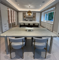 Cuisine moderne de luxe sur mesure, armoires blanches laquées style Shaker avec grand îlot en marbre pour projet de villa