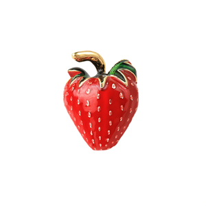 Spilla a forma di fragola in smalto rosso e tonalità oro, accessorio di moda - Product Image 2