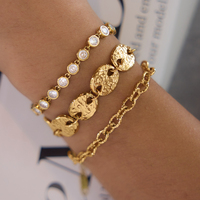 J&D Ensemble de bijoux en acier inoxydable plaqué or 18 carats, motif géométrique martelé, avec pièces de monnaie, comprenant collier, bracelet et boucles d'oreilles, avec fermoirs en zircon cubique blanc, hypoallergénique, délicat