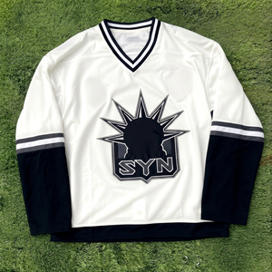 เสื้อฮอกกี้แขนยาวผู้ชาย Syn สีขาวดำ แต่งขอบตัดกัน คอวี สไตล์สปอร์ต พิมพ์ลายโลโก้ด้านหน้า - Product Image 1