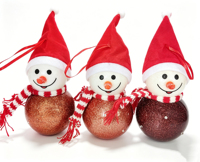 Ornamento Natalizio Pupazzo di Neve in Schiuma Fatto a Mano con Cappelli da Babbo Natale Indossabili e Sciarpe Lavorate a Maglia, 3 Luci LED, Decorazioni Festive Infrangibili