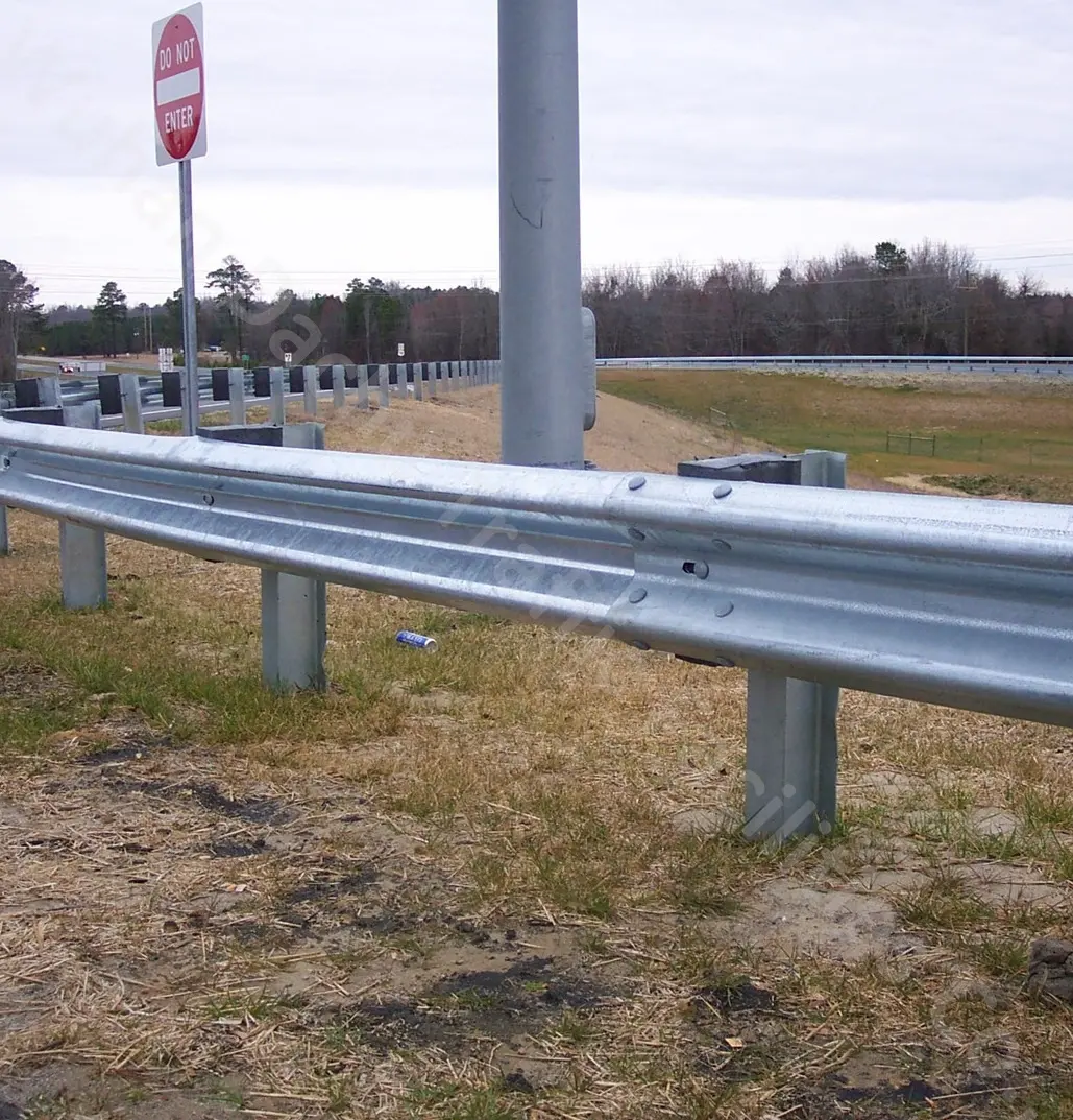 Park alanları için uygun maliyetli galvanizli W ışıklı korkuluk bariyer trafik bariyerleri