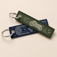 Llavero de tela con logotipo personalizado, etiqueta de vuelo bordada, doble cara con ojal metálico, regalo de recuerdo al por mayor