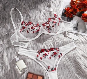 <span class=keywords><strong>Set</strong></span> di Biancheria Intima Sexy in Pizzo con Perizoma, Produzione all'Ingrosso, Rete Floreale a Tre Pezzi per Signore - Product Image 4