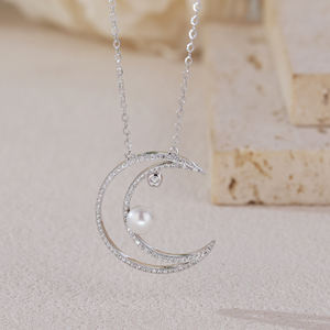 Colgante Cristiano de Alta Calidad, Personalizado, de Lujo, con Forma de Luna, en Oro Blanco Sólido de 18K, con Diamante Natural y Perla de Agua Dulce, Certificado por GIA - Product Image 3